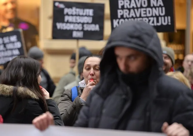 Članovi udruge Franak okupirali &scaron;altere poslovnice Sberbanke