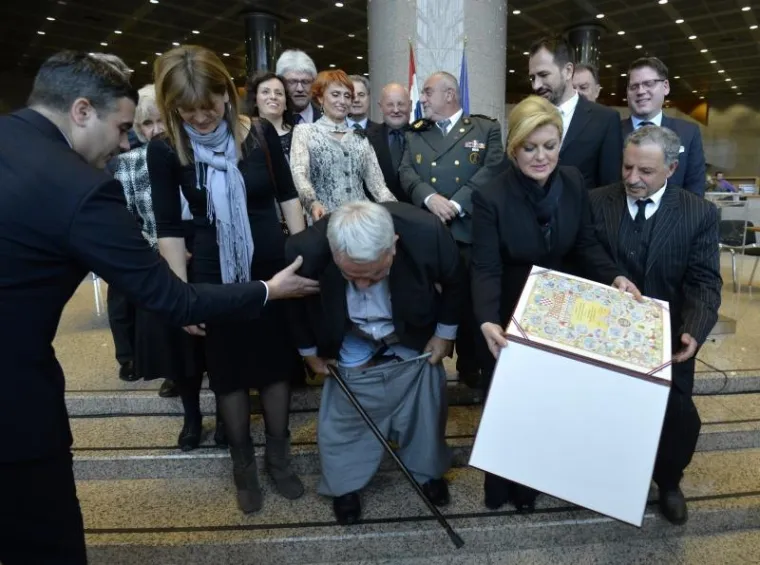 BEZ HLAČA PRED PREDSJEDNICOM: Pogledajte najneugodniju situaciju milenija