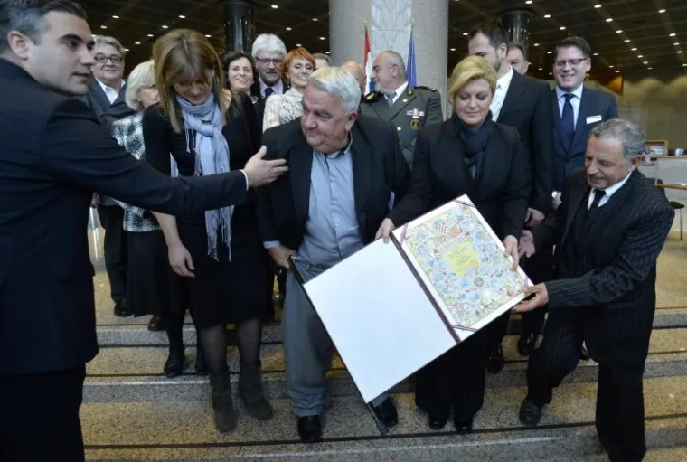 BEZ HLAČA PRED PREDSJEDNICOM: Pogledajte najneugodniju situaciju milenija