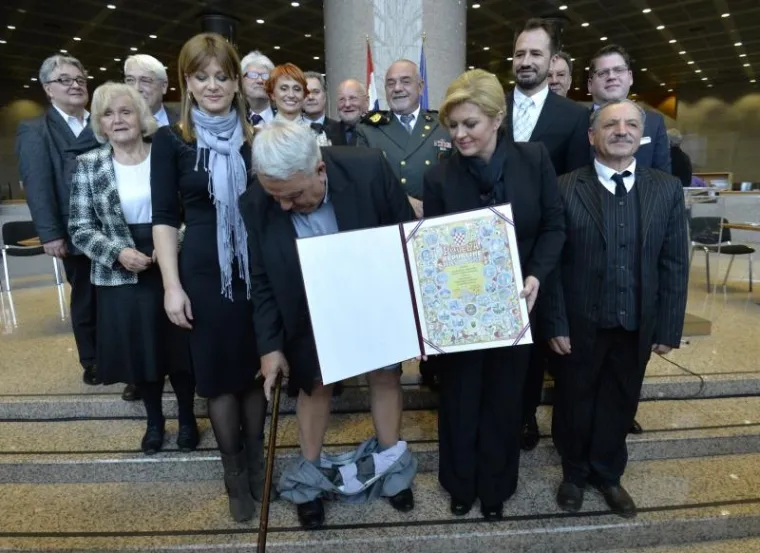 BEZ HLAČA PRED PREDSJEDNICOM: Pogledajte najneugodniju situaciju milenija