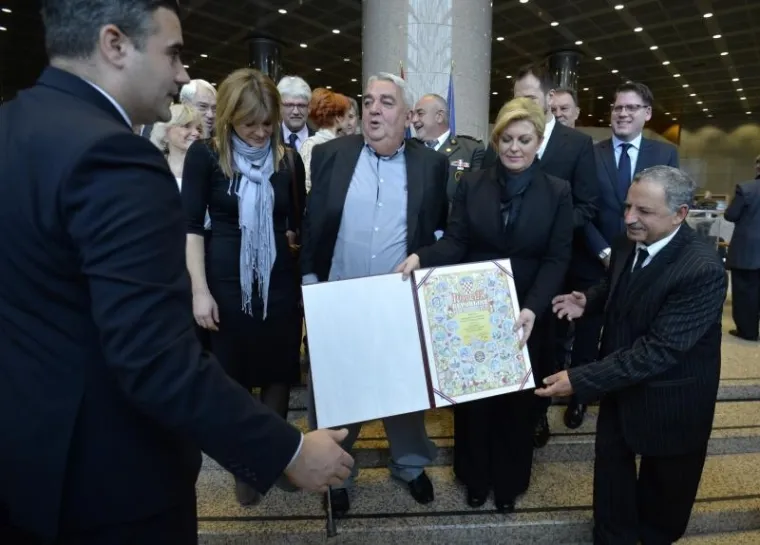 BEZ HLAČA PRED PREDSJEDNICOM: Pogledajte najneugodniju situaciju milenija