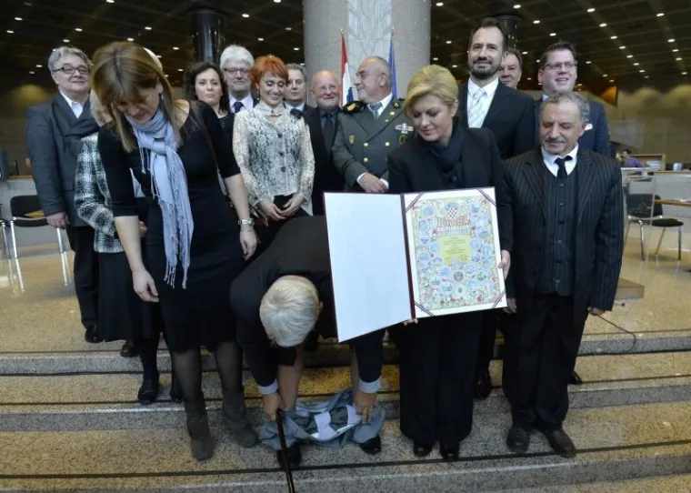 BEZ HLAČA PRED PREDSJEDNICOM: Pogledajte najneugodniju situaciju milenija