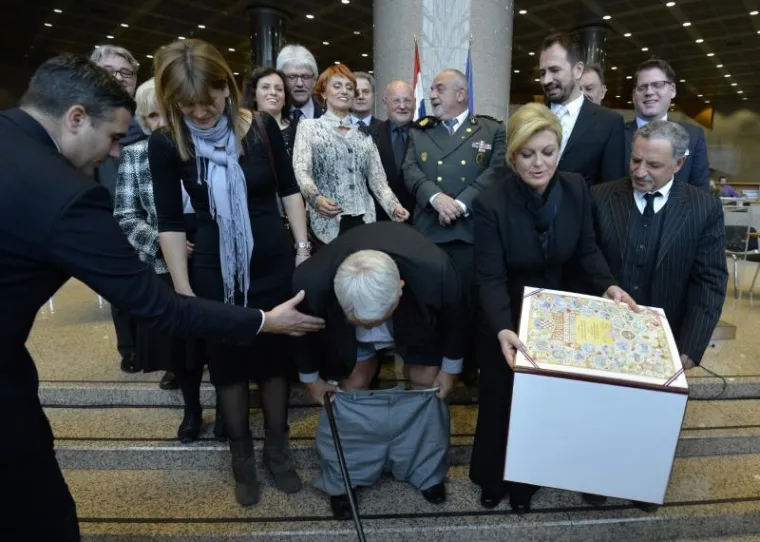 BEZ HLAČA PRED PREDSJEDNICOM: Pogledajte najneugodniju situaciju milenija