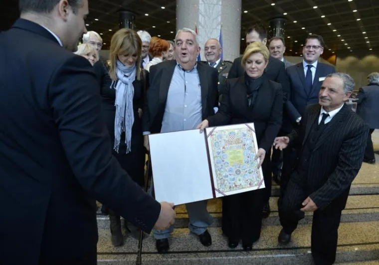 BEZ HLAČA PRED PREDSJEDNICOM: Pogledajte najneugodniju situaciju milenija