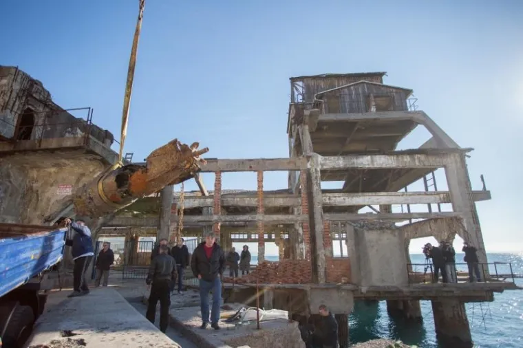 Ostatak torpeda s pogonskim strojem i dijelom oplate, prona&scaron;li su ribari u riječkom zaljevu, koji su ribarskom mrežom  zakačili torpedo. O pronalasku ribari su obavijestili policija, kazao je vanjski suradnik Muzeja grada Rijeke Goran Pernjak, koiji je nadgledao izvlačenje torpeda.