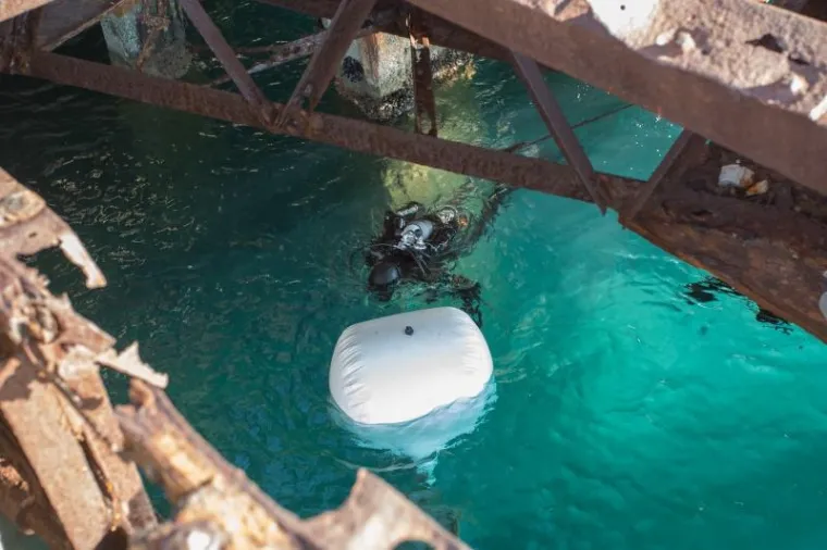 Ostaci torpeda dotegljeni su do plićaka kod lansirne rampe, a pripadnici postrojbe Specijalne policije iz Rijeke, u srijedu su pomoću balona ostatke podigli na povr&scaron;inu mora te su dizalicom premje&scaron;teni na kamion.