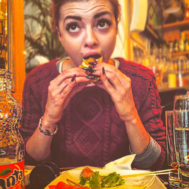 Ella Dvornik u sretnoj je vezi s Charlesom Pearceom, no ti ima i svojih negativnih strana. Barem ako je vjerovati Elli, koja u &scaron;ali na svojem Facebook profilu kaže: "Džabe ti photoshop i filteri kad ti dečko ima Instagram". Kakve to slike objavljuje njezin dečko, a koje Ella ne želi da vidite, pogledajte u galeriji.