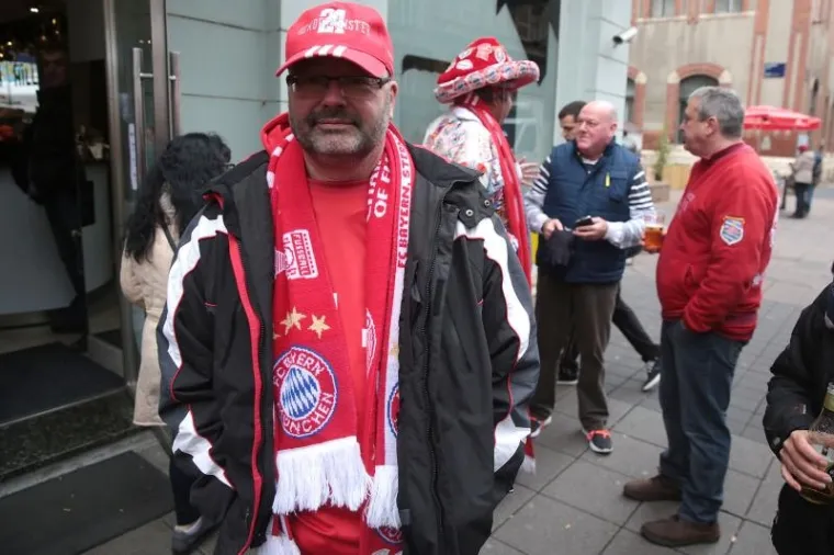 Navijači minhenskog Bayerna okupirali su centar Zagreba uoči utakmice 6. kola Lige prvaka protiv Dinama. U Maksimiru se očekuje oko 4000 gostujućih navijača koji vrijeme do početka utakmice krate uživajući u "domaćem" okruženju, uz kobasice i pivo.