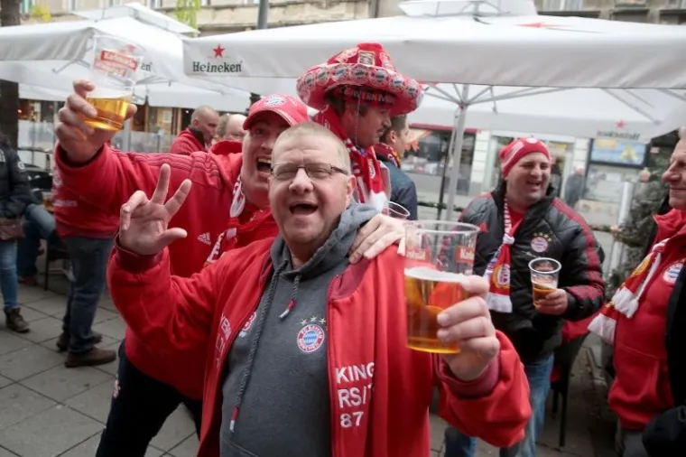 Navijači minhenskog Bayerna okupirali su centar Zagreba uoči utakmice 6. kola Lige prvaka protiv Dinama. U Maksimiru se očekuje oko 4000 gostujućih navijača koji vrijeme do početka utakmice krate uživajući u "domaćem" okruženju, uz kobasice i pivo.