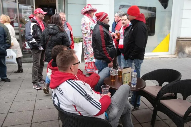 Navijači minhenskog Bayerna okupirali su centar Zagreba uoči utakmice 6. kola Lige prvaka protiv Dinama. U Maksimiru se očekuje oko 4000 gostujućih navijača koji vrijeme do početka utakmice krate uživajući u "domaćem" okruženju, uz kobasice i pivo.