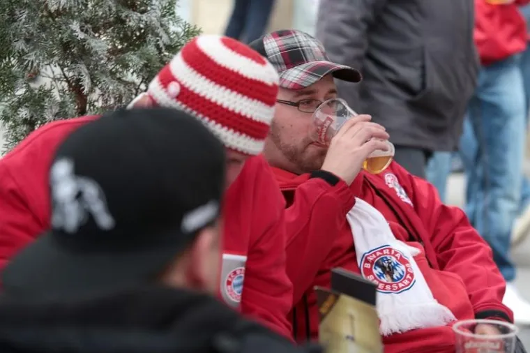 Navijači minhenskog Bayerna okupirali su centar Zagreba uoči utakmice 6. kola Lige prvaka protiv Dinama. U Maksimiru se očekuje oko 4000 gostujućih navijača koji vrijeme do početka utakmice krate uživajući u "domaćem" okruženju, uz kobasice i pivo.