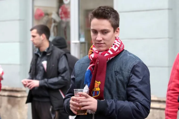 Navijači minhenskog Bayerna okupirali su centar Zagreba uoči utakmice 6. kola Lige prvaka protiv Dinama. U Maksimiru se očekuje oko 4000 gostujućih navijača koji vrijeme do početka utakmice krate uživajući u "domaćem" okruženju, uz kobasice i pivo.