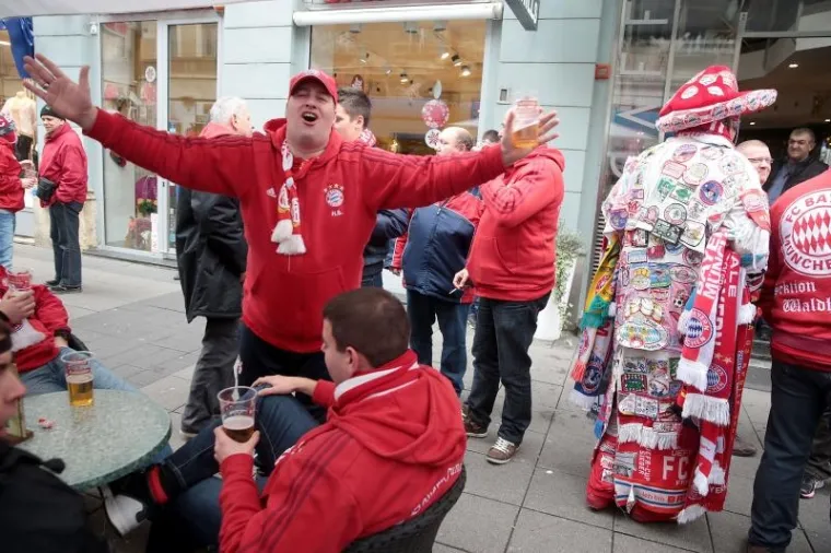 Navijači minhenskog Bayerna okupirali su centar Zagreba uoči utakmice 6. kola Lige prvaka protiv Dinama. U Maksimiru se očekuje oko 4000 gostujućih navijača koji vrijeme do početka utakmice krate uživajući u "domaćem" okruženju, uz kobasice i pivo.