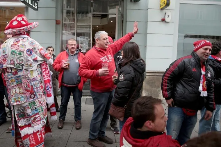 Navijači minhenskog Bayerna okupirali su centar Zagreba uoči utakmice 6. kola Lige prvaka protiv Dinama. U Maksimiru se očekuje oko 4000 gostujućih navijača koji vrijeme do početka utakmice krate uživajući u "domaćem" okruženju, uz kobasice i pivo.