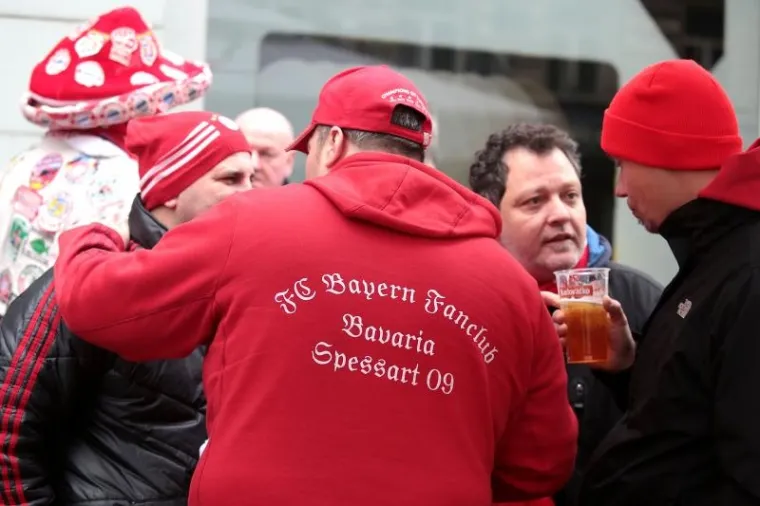 Navijači minhenskog Bayerna okupirali su centar Zagreba uoči utakmice 6. kola Lige prvaka protiv Dinama. U Maksimiru se očekuje oko 4000 gostujućih navijača koji vrijeme do početka utakmice krate uživajući u "domaćem" okruženju, uz kobasice i pivo.