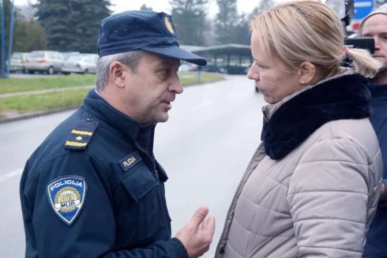 Zahvaljujući i zauzimanju sisačke gradonačelnice Kristine Ikić Baniček, koja je, kao i predstavnici nekih političkih stranaka, do&scaron;la dati potporu Stožeru, emocije su se smirile i skup je zavr&scaron;io bez incidenata.