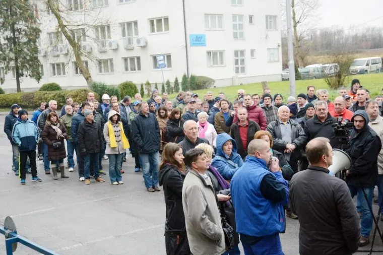 SVI ZA 72: Ogorčeni radnici zbog otkaza iza&scaron;li na cestu
