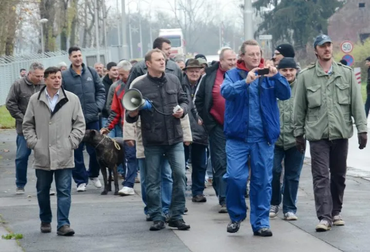 SVI ZA 72: Ogorčeni radnici zbog otkaza iza&scaron;li na cestu