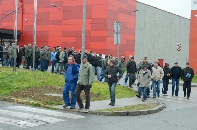 SVI ZA 72: Ogorčeni radnici zbog otkaza iza&scaron;li na cestu