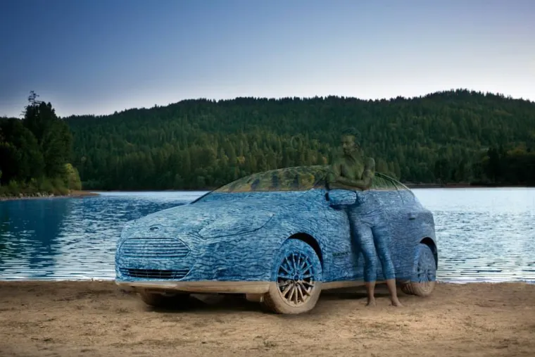 Umjetnica iz New Yorka Trina Merry napravila je seriju fotografija naslovljenu "Izgubljeni u čudu" u kojoj je spojen moderni medij fotografije s drevnom praksom body arta. "Potrošila sam 40.000 dolara na modela i putovanje. Putovali smo više od dva i po mjeseca po svijetu radeći fotografije na licu mjesta", izjavila je Merry.   Fotografije osim velike količine vještina nude i umjetničku poruku, a ona je: Zaustavite selfie i počnite cijeniti svoju okolinu.