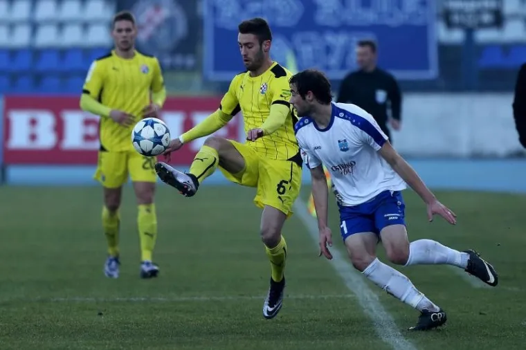 U 20. kolu 1. HNL Dinamo je u gostima u Gradskom vrtu svladao Osijek 1:0 pogotkom Marka Pjace.U drugom poluvremenu utakmicu je obilježila gusta magla.