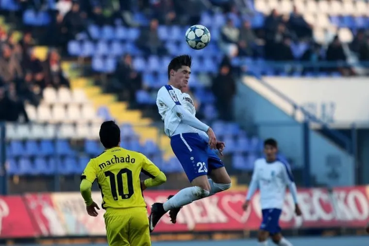 U 20. kolu 1. HNL Dinamo je u gostima u Gradskom vrtu svladao Osijek 1:0 pogotkom Marka Pjace.U drugom poluvremenu utakmicu je obilježila gusta magla