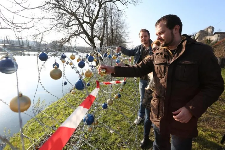 Slovenci ukrasili žicu uz rijeku Kupu kuglicama u bojama zastave Europske unije