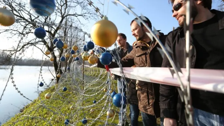 Slovenci ukrasili žicu uz rijeku Kupu kuglicama u bojama zastave Europske unije