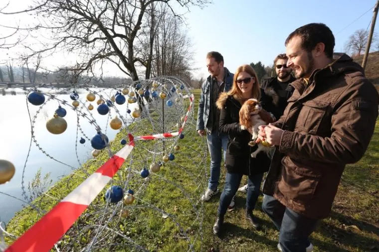 Slovenci ukrasili žicu uz rijeku Kupu kuglicama u bojama zastave Europske unije
