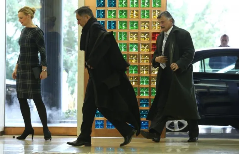 Na treći krug konzultacija kod predsjednice Kolinde Grabar Kitarović,  između ostalog, dolaze Tomislav Karamarko i Zoran MIlanović. Svoj nedolazak potvrdili su Stipe Petrina, Živi zid, te biv&scaron;i SDSS-ovac Mirko Ra&scaron;ković.  S IDS-om će predsjednica razgovarati telefonski.