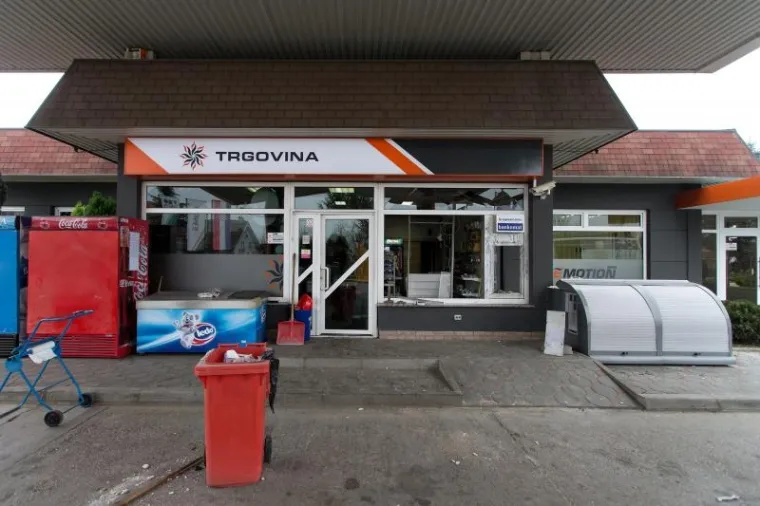Nepoznati počinitelji jutros su plinom iz plinske boce raznijeli bankomat Zagrebačke banke na benzinskoj postaji Apios u Sop-u kod Rugvice. Bankomat je izdržao eksploziju te novac nije odnesen, ali su popucala sva stakla izloga benzinske postaje.