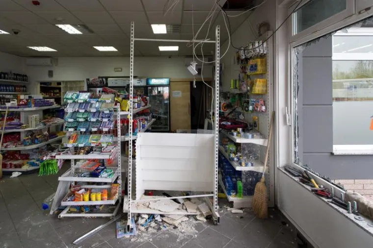 Nepoznati počinitelji jutros su plinom iz plinske boce raznijeli bankomat Zagrebačke banke na benzinskoj postaji Apios u Sop-u kod Rugvice. Bankomat je izdržao eksploziju te novac nije odnesen, ali su popucala sva stakla izloga benzinske postaje.