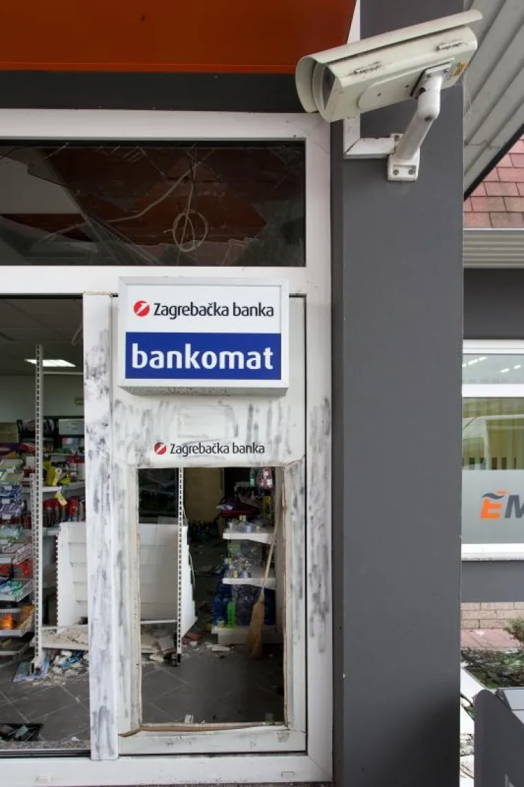 Nepoznati počinitelji jutros su plinom iz plinske boce raznijeli bankomat Zagrebačke banke na benzinskoj postaji Apios u Sop-u kod Rugvice. Bankomat je izdržao eksploziju te novac nije odnesen, ali su popucala sva stakla izloga benzinske postaje.