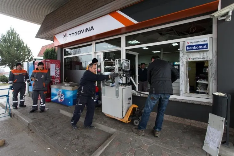 Nepoznati počinitelji jutros su plinom iz plinske boce raznijeli bankomat Zagrebačke banke na benzinskoj postaji Apios u Sop-u kod Rugvice. Bankomat je izdržao eksploziju te novac nije odnesen, ali su popucala sva stakla izloga benzinske postaje.
