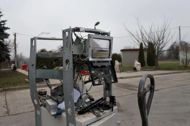 Nepoznati počinitelji jutros su plinom iz plinske boce raznijeli bankomat Zagrebačke banke na benzinskoj postaji Apios u Sop-u kod Rugvice. Bankomat je izdržao eksploziju te novac nije odnesen, ali su popucala sva stakla izloga benzinske postaje.