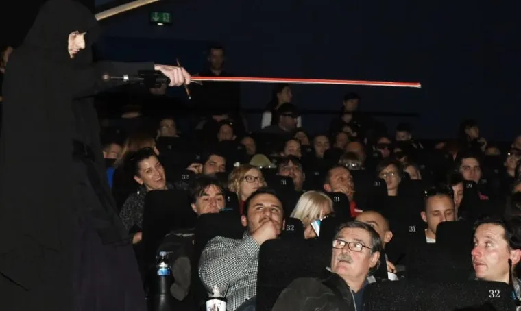 Publika je na zagrebačkoj i hrvatskoj premijeri imala priliku vidjeti i performance viteza Jedija sa svjetlećim plavim i crvenim mačevima.