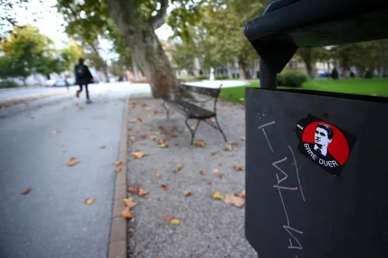Na nekoliko lokacija u gradu Zagrebu danas su nalijepljene naljepnice s likom Zorana Milanovića i natpisom  "GAME OVER" čime sugerira da je politička igra tehničkog premijera završena.