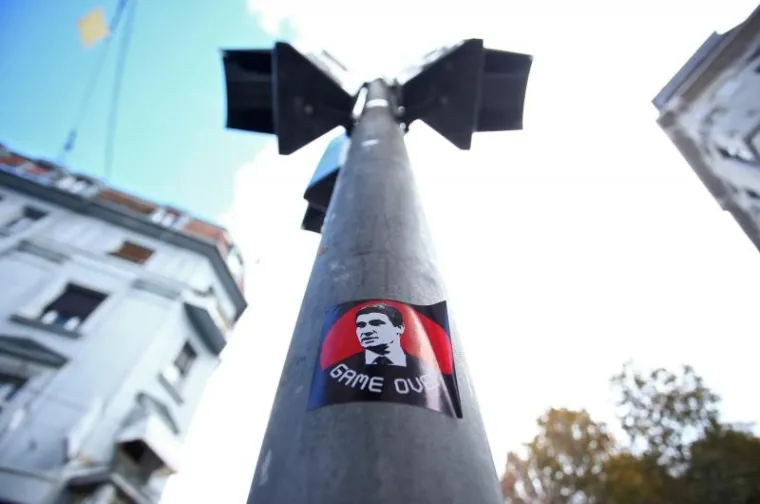 Na nekoliko lokacija u gradu Zagrebu danas su nalijepljene naljepnice s likom Zorana Milanovića i natpisom  "GAME OVER" čime sugerira da je politička igra tehničkog premijera završena.