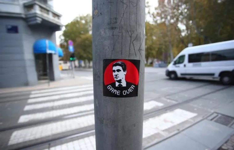 Na nekoliko lokacija u gradu Zagrebu danas su nalijepljene naljepnice s likom Zorana Milanovića i natpisom  "GAME OVER" čime sugerira da je politička igra tehničkog premijera završena.