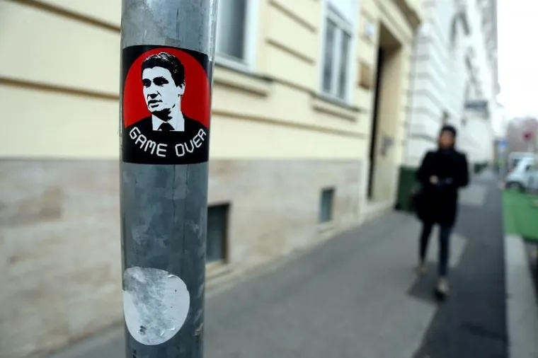 Na nekoliko lokacija u gradu Zagrebu danas su nalijepljene naljepnice s likom Zorana Milanovića i natpisom  "GAME OVER" čime sugerira da je politička igra tehničkog premijera završena.