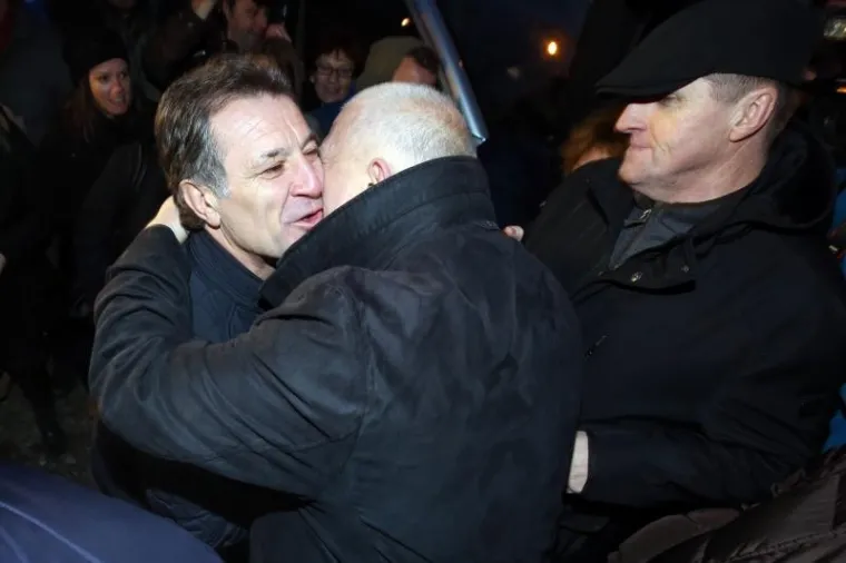 Zdravka Mamića ispred zatvora dočekalo odu&scaron;evljeno mno&scaron;tvo