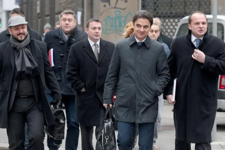 U sredi&scaron;njici Mosta nezavisnih lista u 12 sati počeo je sastanak predstavnika Mosta, HDZ-ove i SDP-ove koalicije. Na tom bi sastanku trebale bi biti definirane temeljne reforme koje bi se trebale provesti tijekom sljedeće četiri godine. U 19 sati počinje i sastanak o  dogovoru mandatara i drugih pozicija, uključujući i Sabor.