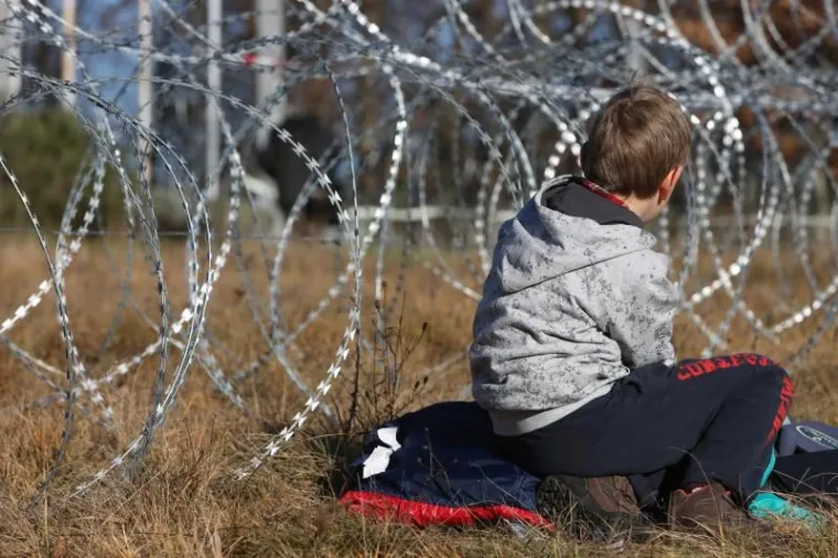 Tristotinjak stanovnika Istre i mještana pogranične Bujštine i znatno manje stanovnika slovenskog pograničnog područja, okupilo se u subotu na graničnom prijelazu Sveta Lucija - Brezovica s obje strane žilet-žice, koju je na granicu postavila Slovenija, prosvjedujući zajedno protiv, kako su istaknuli,  svih žica koje stoje na putu ljudskoj slobodi.