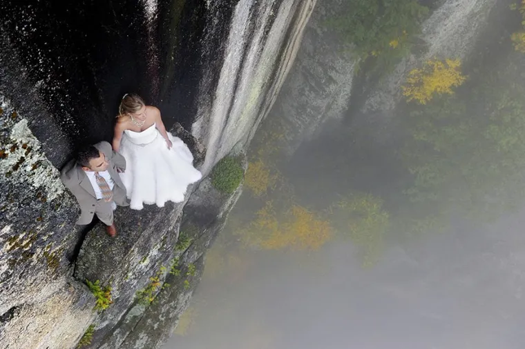 Fotograf Jay Philbrick i njegovi modeli obožavaju život na rubu. Naime, oni se slikaju na liticama oko 100 metara iznad tla, a isplati li se to, pogledajte na fotkama.