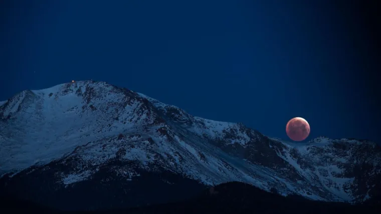 denverpost, Krvavi Mjesec snimljen 4. travnja 2015. iznad Clorado Springsa