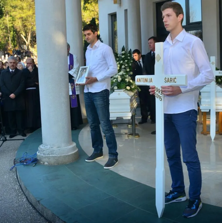 POGINULI STUDENTI: Bol i suze na ispraćaju u Mostaru