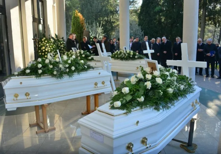 Mrtvacnica Bijeli Brijeg, posljednji ispraćaj četvero studenata mostarskog Sveučili&scaron;ta, Tenu Vračarić, Antoniju &Scaron;arić, Domagoja Rosu i Vjekoslava Božanovića koji su poginuli u prometnoj nesreći nakon &scaron;to je njihov auto sletio u jezero. Utorak je progla&scaron;en Danom žalosti u Vukovarsko-srijemskoj županiji zbog pogibije Antonije &Scaron;arić iz Komletinaca i Vjekoslava Božanovića iz Donjega Novog Sela.