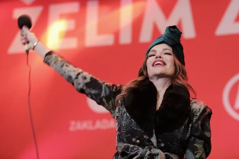 Severina je širokim osmjehom pozdravila okupljene.