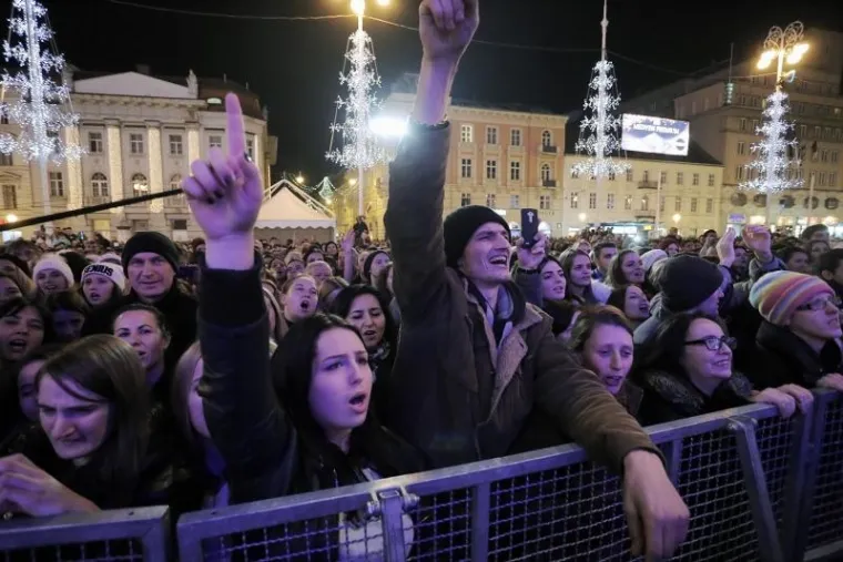 Trg je bio prepun, a publika je unatoč hladnoći bila dobro raspoložena. Uz Severinu, nastupili su i Mejaši, Vatra, Gibboni, Halid Bešlić, Maja Šuput , Parni Valjak, Psihomodo Pop, Ivan Zak...