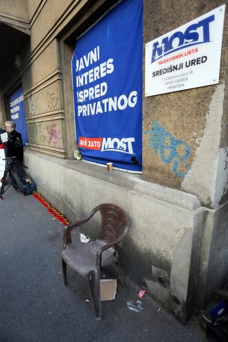 Pred sjedištem Mosta u Smićiklasovoj u Zagrebu, jutro nakon što su Petrov i Karamarko obznanili da imaju 78 potpisa osvanuli su lampaši i plastična stolica, a dvoje građana je svoje nezadovoljstvo odlučilo izraziti i transparentom.